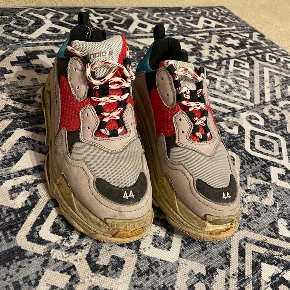 Balenciaga's Triple S sneakers - Used in okay Condition - Picture 4 of 7